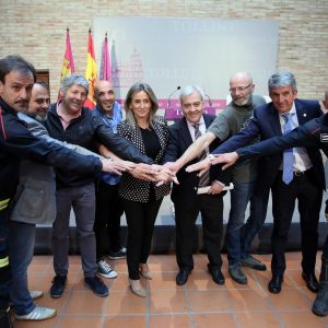a alcaldesa firma con las organizaciones sindicales el acuerdo para la reordenación del Servicio Municipal de Bomberos