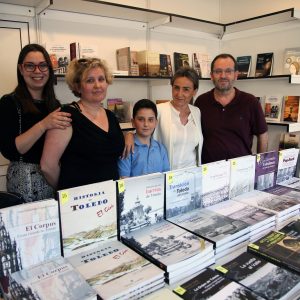 ilagros Tolón muestra su apoyo a los libreros y editores de la Feria del Libro y destaca la importancia de sacar la cultura a la calle