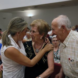 a alcaldesa comparte la Semana Cultural y fiestas del barrio de Santa Bárbara y asiste a la actuación del Centro de Mayores ‘Ángel Rosa’