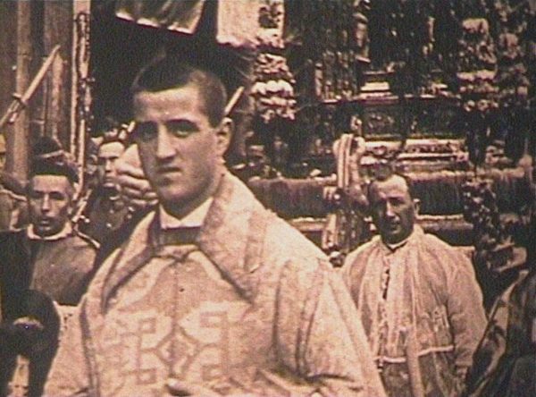 03_Pathé Gazette_Sacerdotes y gastadores escoltando la Custodia. En primer plano se reconoce a Ildefonso Montero Díaz, canónigo tesorero de la Catedral