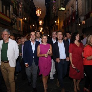 a Corporación Municipal encabezada por la alcaldesa acompaña al pertiguero en la inauguración de la Carrera Procesional del Corpus