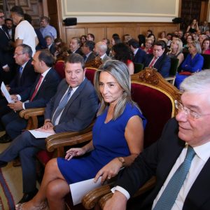 ilagros Tolón felicita a Álvaro Gutiérrez en el pleno de constitución de la nueva Corporación Provincial