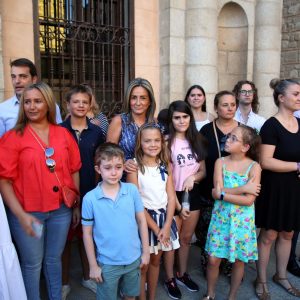 a alcaldesa acompañada de los chicos y chicas de Apandapt inauguran la Feria de Agosto desde la balconada del Ayuntamiento