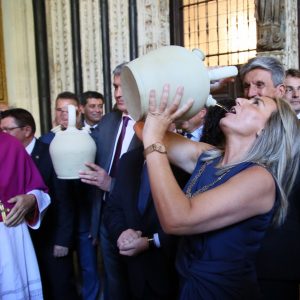 a alcaldesa cumple la tradición de beber agua del pozo de la Virgen en los botijos y destaca el valor de las tradiciones toledanas