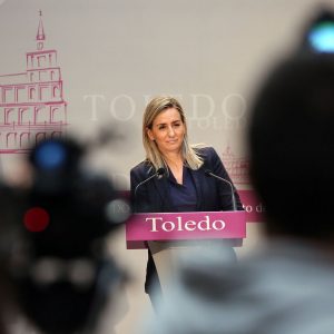 a alcaldesa valora la inminente puesta en marcha de las cubiertas de las pistas polideportivas de cuatro colegios de la ciudad