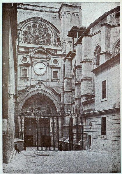 015_TRA-1925-218-Catedral, puerta del Reloj-Foto Clavería