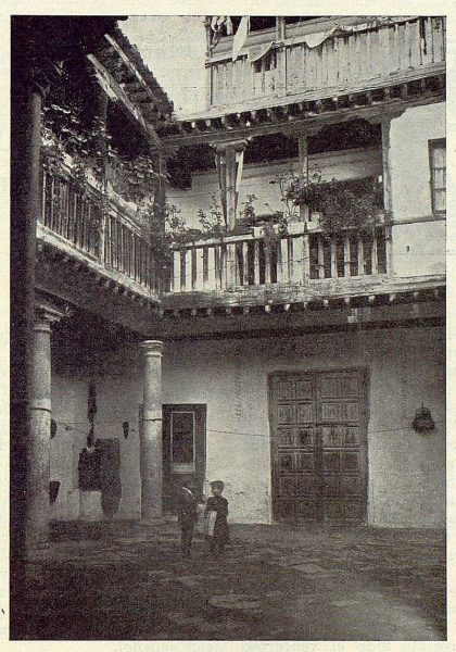 025_TRA-1923-193-Calle de las Bulas, Casa de las Cadenas, patio-Foto Comendador