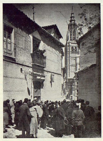 027_TRA-1923-195-Calle de Santa Isabel, descubrimiento de lápida donde vivió Galdós-Foto Lozano