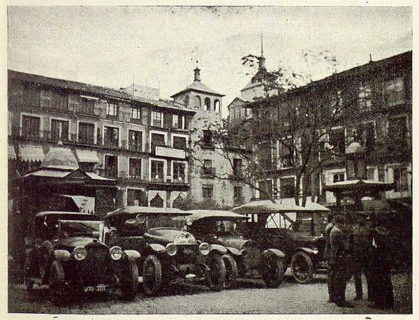 086_TRA-1925-224-Plaza de Zocodover, parada de coches-Foto Gálvez