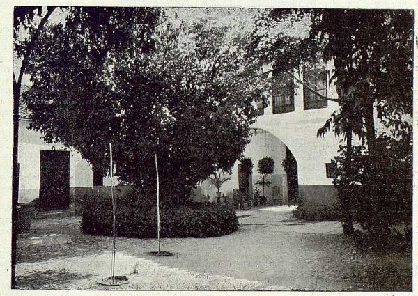 130_TRA-1922-189-Casa de Polán de Luis Hernando, patio del moral-Foto Rodríguez