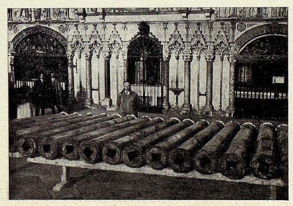 147_TRA-1928-254-Catedral, Monumento, columnas del tabernáculo-Foto Rodríguez