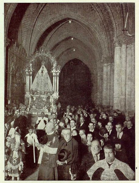 201_TRA-1925-222-Catedral, la Virgen en procesión-Foto Rodríguez