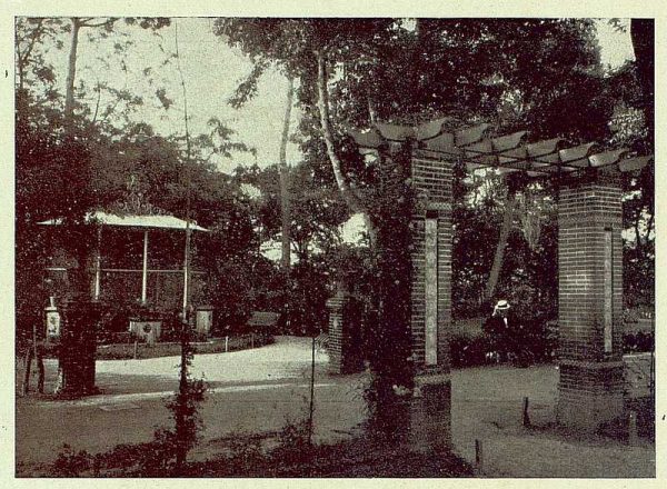 284_TRA-1930-275-Talavera, paseo del Prado, jaula para canarios-Foto Rodríguez