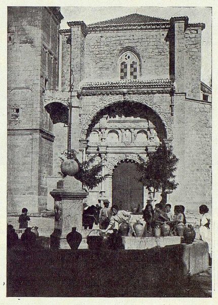 312_TRA-1922-187-Fuente de la plaza de la Colegiata de Torrijos-Foto Vegue