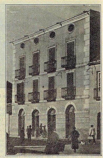 324_TRA-1922-187-Sobrino de Juan de Arce, empresario de Torrijos, fachada de la casa