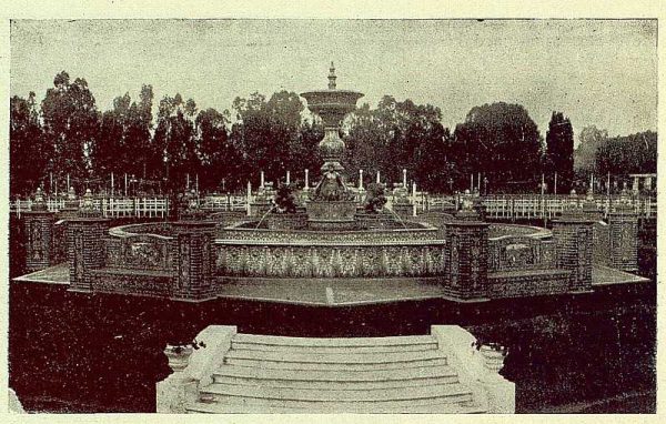 338_TRA-1930-279-Rosario-Argentina, regalo de una fuente de cerámica, la fuente instalada-Foto Rodríguez