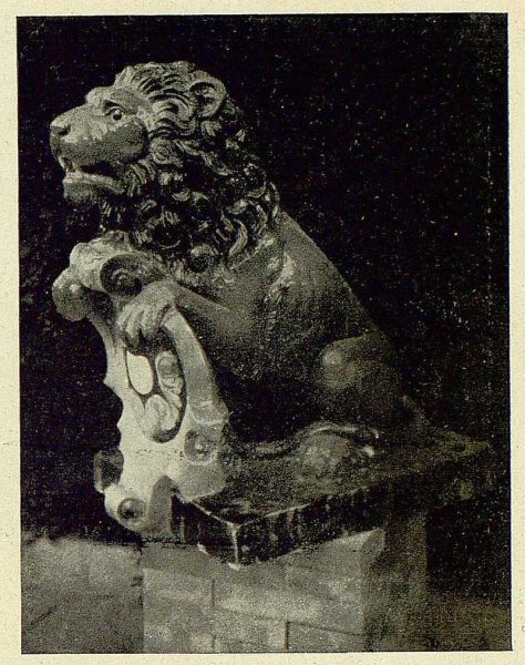 339_TRA-1930-279-Rosario-Argentina, regalo de una fuente de cerámica, uno de los leones-Foto Rodríguez