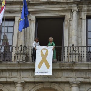 l Ayuntamiento se suma al movimiento #PaintGold con el lazo dorado de la Asociación de Niños con Cáncer en su fachada