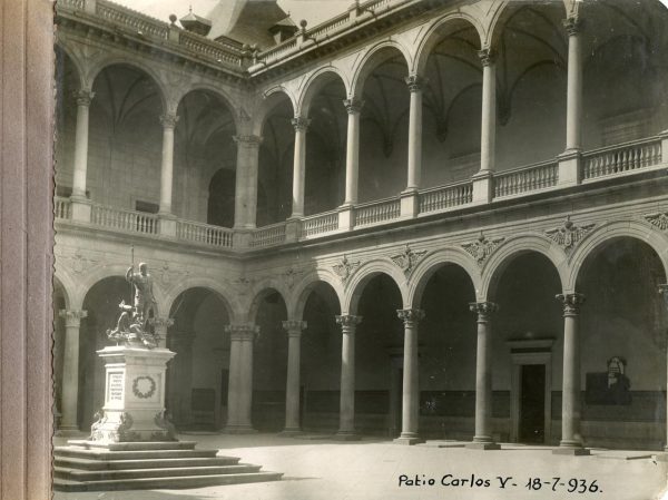 Año 1936-07-18 - Patio de Carlos V