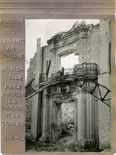 Año 1944-04-06 - Portada del Convento de Santiago desmontada para emplazar la escalera de la cota 64_1