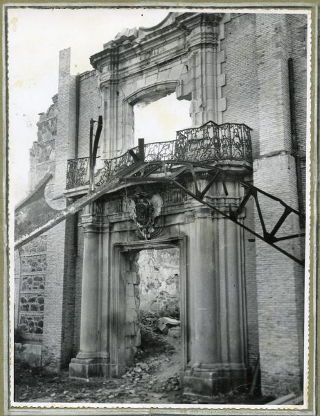 Año 1944-04-06 - Portada del Convento de Santiago desmontada para emplazar la escalera de la cota 64_2