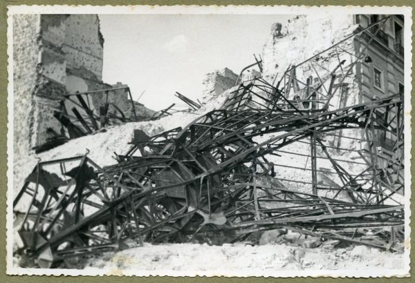 Año 1944-08-06 - Desescombro de la Fachada de Capuchinos_1