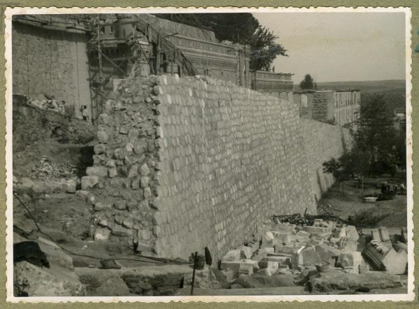 Año 1944-09-21 - Camino del muro almenado - Muro de contención_3