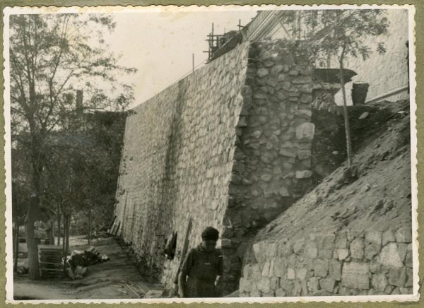 Año 1944-09-21 - Camino del muro almenado - Muro de contención_5
