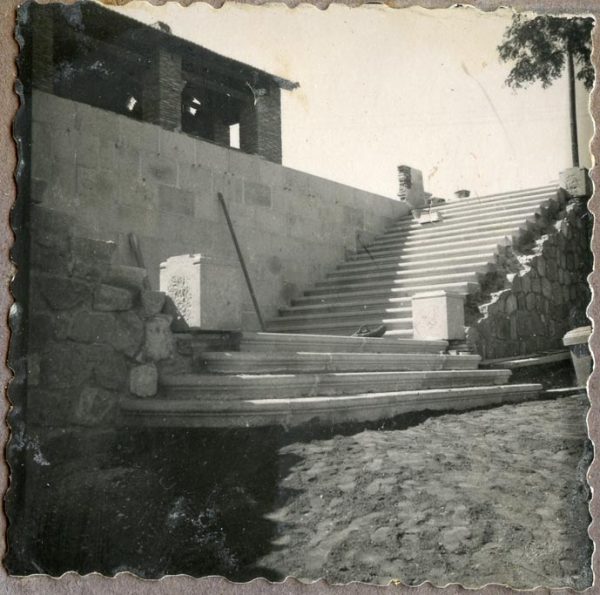 Año 1944-09-26 - Escalera de la Fachada Norte