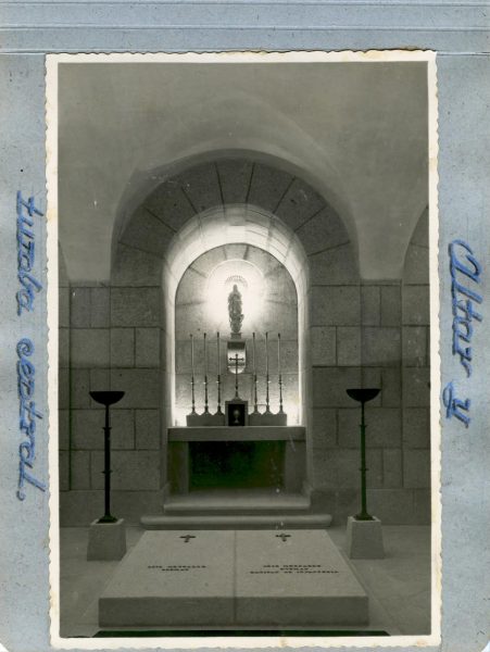 Año 1944-09-29 - Cripta_03 - Altar y tumba central