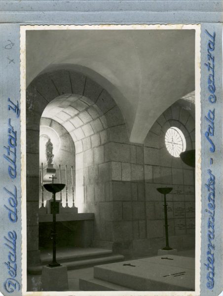 Año 1944-09-29 - Cripta_04 - Detalle del altar y enterramientos - Sala central