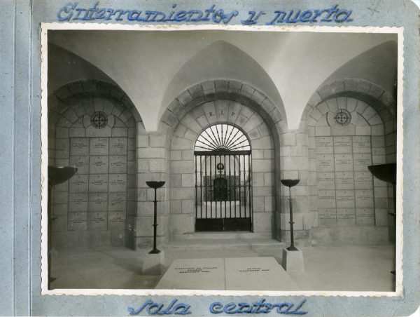 Año 1944-09-29 - Cripta_05 - Enterramientos y puerta - Sala central