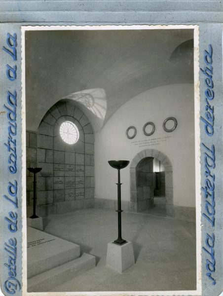 Año 1944-09-29 - Cripta_06 - Detalle de la entrada a la sala lateral derecha