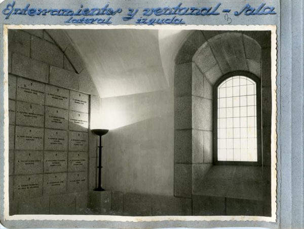 Año 1944-09-29 - Cripta_10 - Enterramientos y ventanal - Sala lateral izquierda