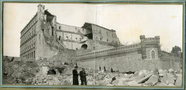 Año 1944-12-14 - Camino de salida a la fachada sur emplazado en el comedor de alumnos