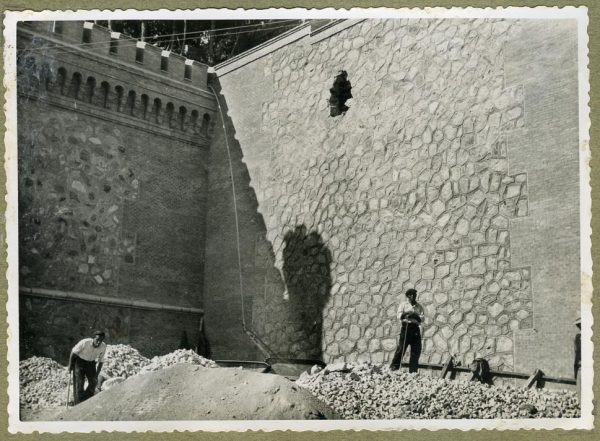 Año 1945-08-28 - Angulo de los caminos de entrada y muro almenado_1