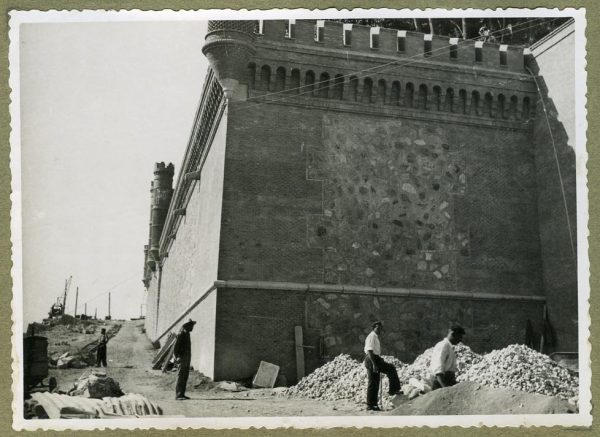 Año 1945-08-28 - Angulo de los caminos de entrada y muro almenado_2