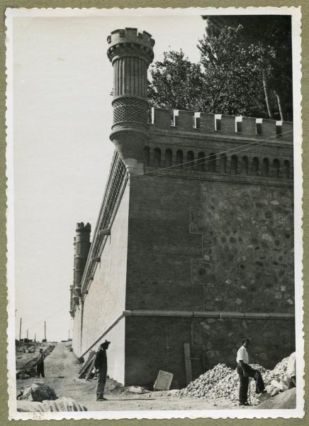 Año 1945-08-28 - Angulo de los caminos de entrada y muro almenado_3