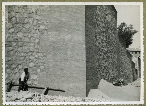 Año 1945-08-28 - Angulo de los caminos de entrada y muro almenado_4