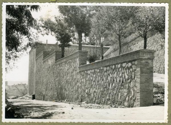 Año 1945-08-28 - Angulo de los caminos de entrada y muro almenado_6