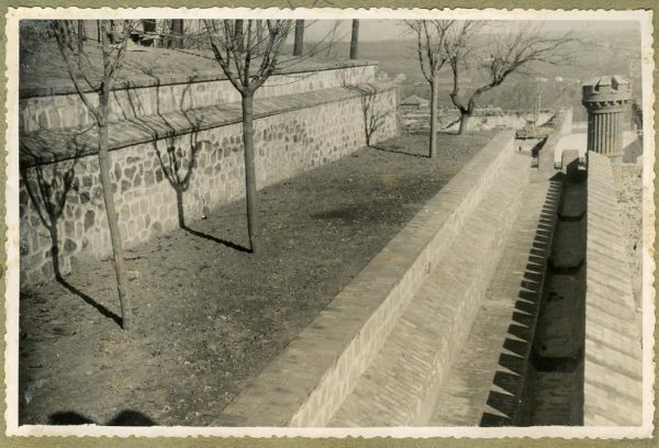 Año 1946-02-14 - Camino del muro almenado_1