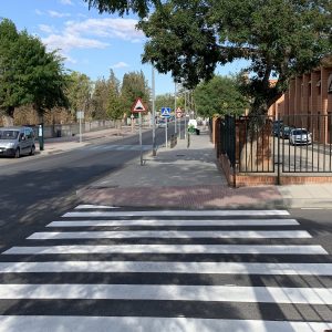 l Ayuntamiento refuerza la seguridad de los entornos escolares con motivo del inicio del curso con el repintado de 90 pasos de peatones