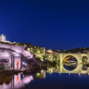 l Baño de la Cava y la Puerta de Alcántara se iluminarán este sábado de rojo por del Día de la Distrofia Muscular de Duchenne
