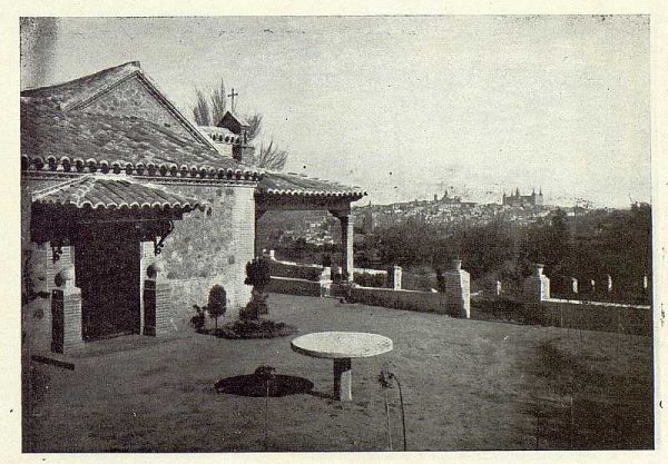 TRA-1922-190-Los Dolores, de Gregorio Marañón, patio de la casa-Foto Rodríguez