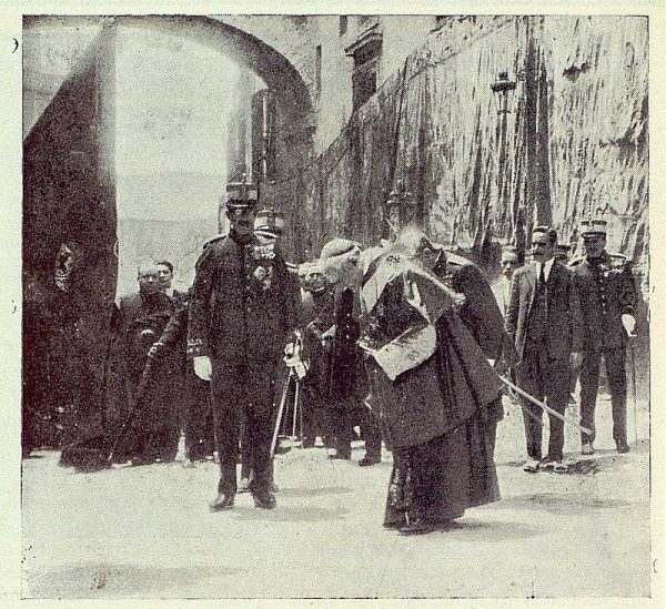 TRA-1923-196 - Enrique Reig Casanova, saludando a la Bandera