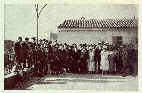 TRA-1924-208 - Homenaje a Barrés, en el patio de la Virgen del Valle