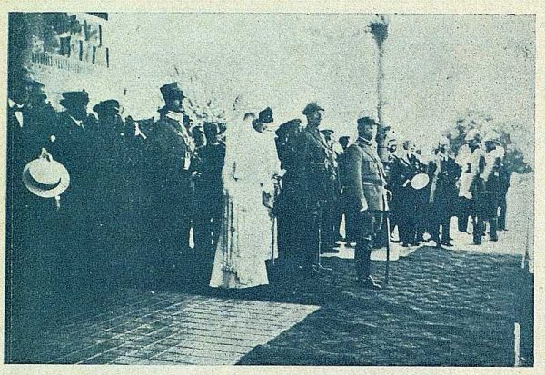 TRA-1924-208 - Los Reyes de España y de Italia en visita a Toledo, desfile de los alumnos en la estación - Foto Carmonaz