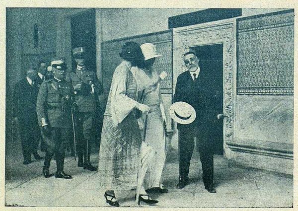 TRA-1924-208 - Los Reyes de España y de Italia en visita a Toledo, las reinas visitando el Alcázar - Foto Carmonaz