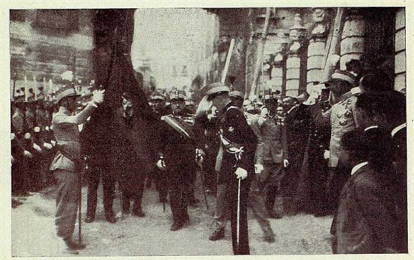 TRA-1926-232 - Coronación de la Virgen del Sagrario, el Príncipe de Asturias saludando a la Bandera