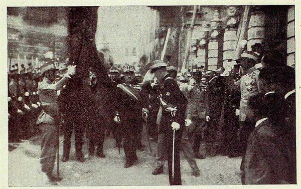 TRA-1926-232 - Coronación de la Virgen del Sagrario, el Príncipe de Asturias saludando a la Bandera